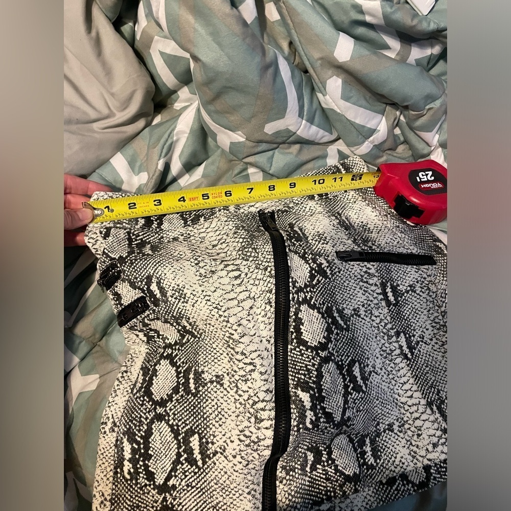 RedBerry Fashion// Francesca‘s Snakeskin Skirt *make offers* - Picture 5 of 8